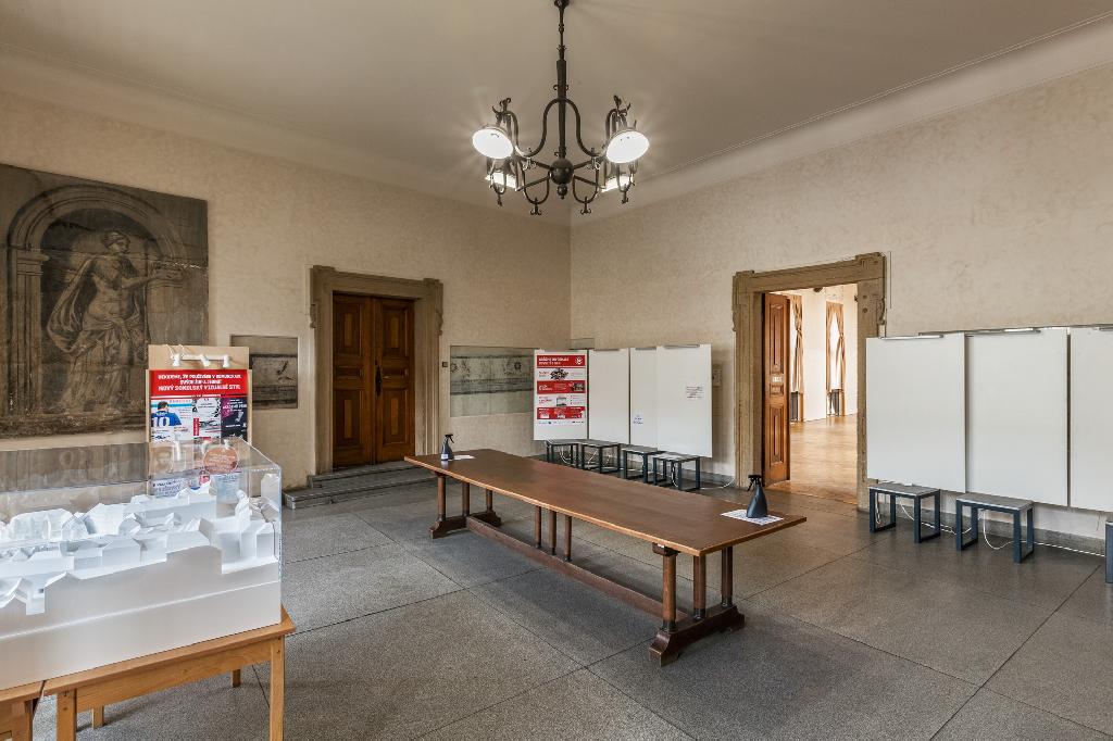 Pohled z předaulí na vstup do auly